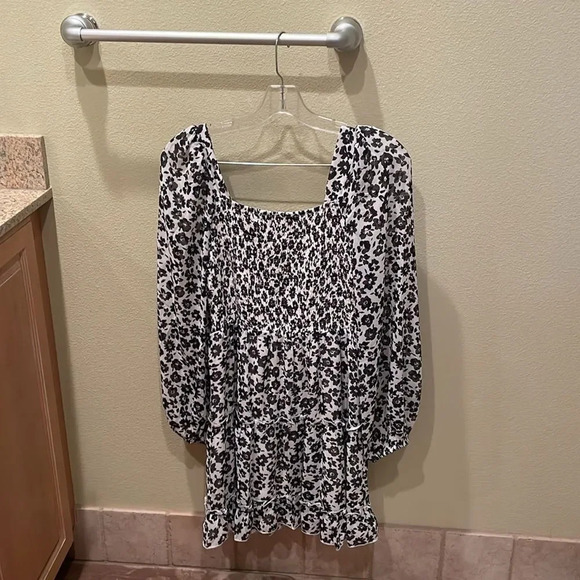 NWOT Aakaa woman’s black and white flowered dress - Picture 6 of 9